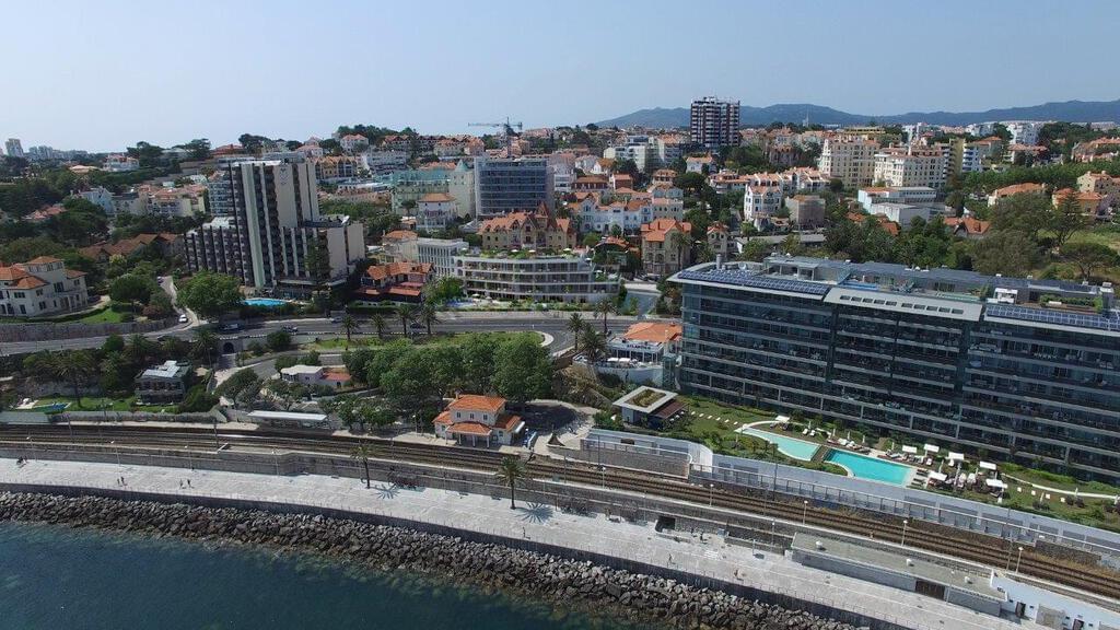 3 bedroom apartment with a swimming pool in gated community