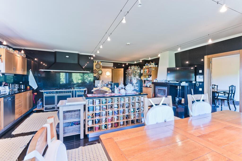 FERME avec maison de luxe et vignoble