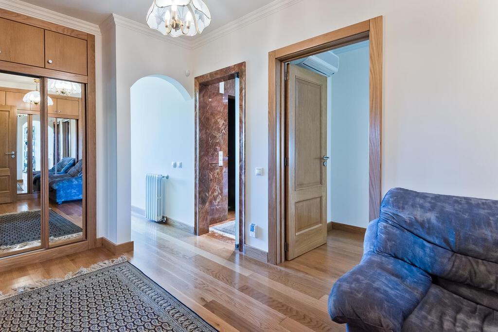 FERME avec maison de luxe et vignoble