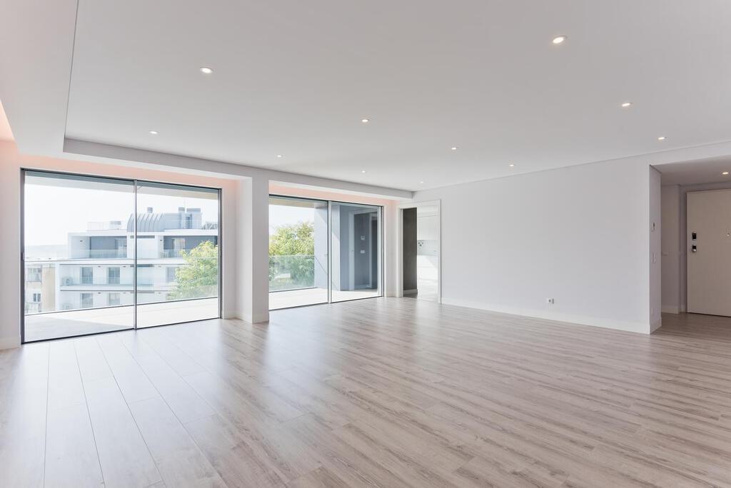 3 bedroom apartment with a swimming pool in gated community