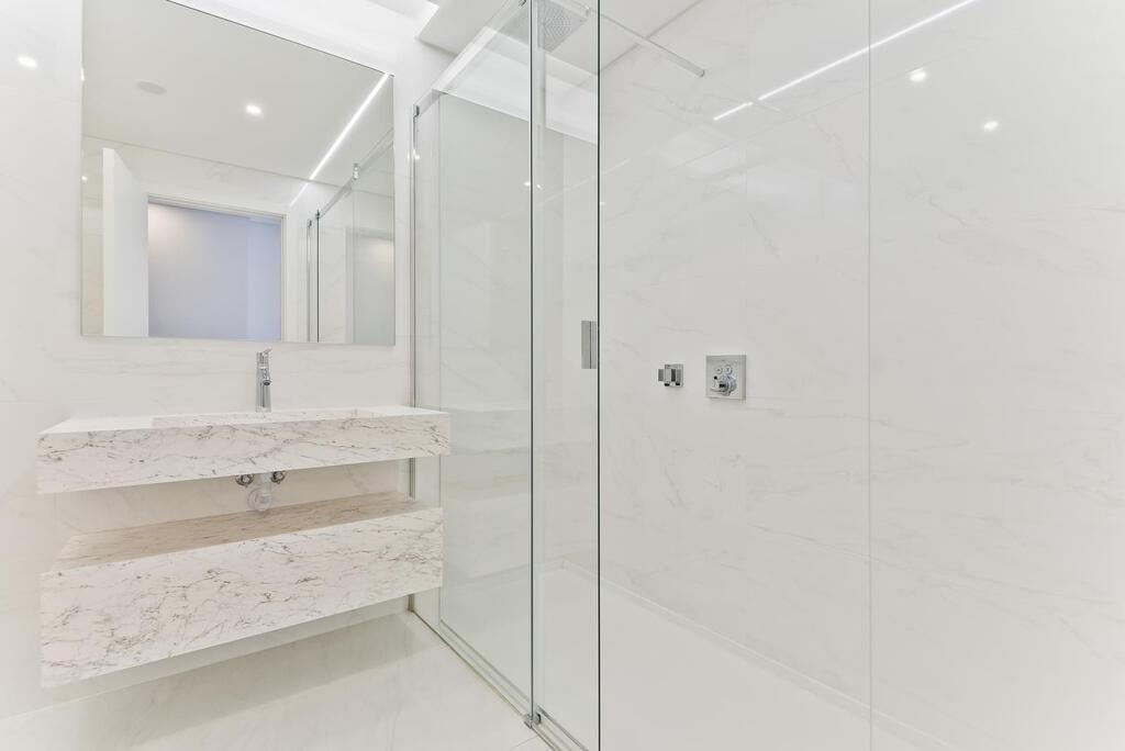 3 bedroom apartment with a swimming pool in gated community