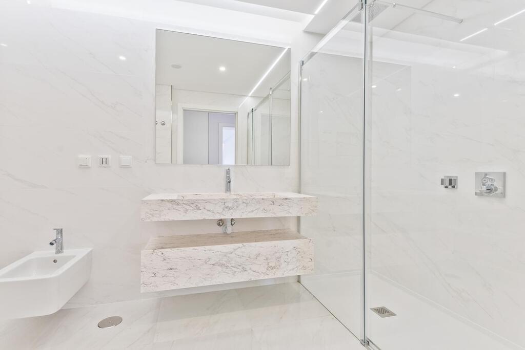 3 bedroom apartment with a swimming pool in gated community