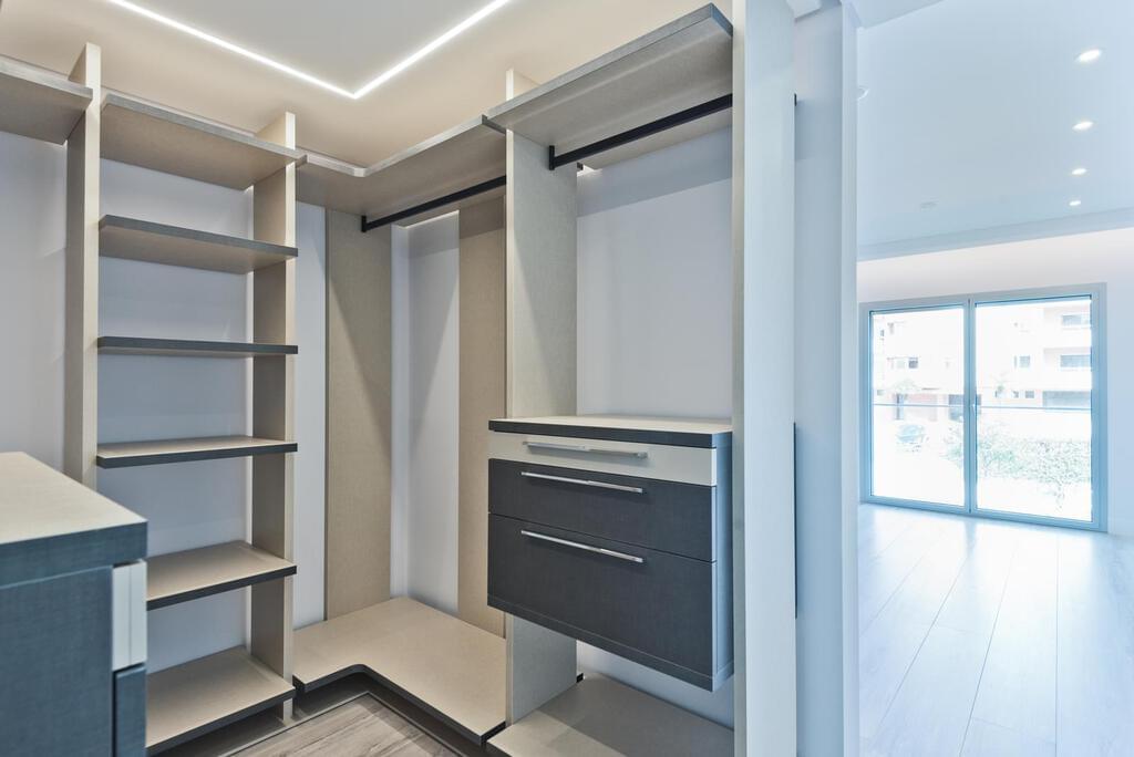 3 bedroom apartment with a swimming pool in gated community