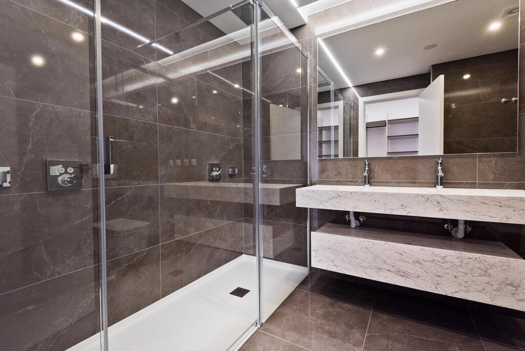 3 bedroom apartment with a swimming pool in gated community