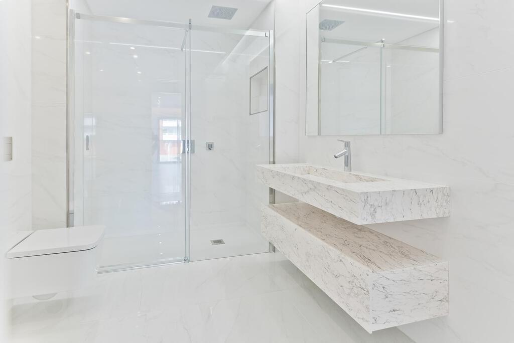 4 bedroom apartment with a swimming pool in gated community