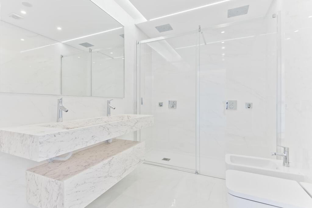 4 bedroom apartment with a swimming pool in gated community