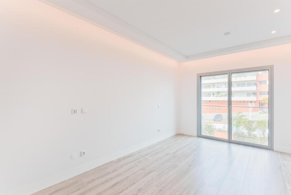 4 bedroom apartment with a swimming pool in gated community