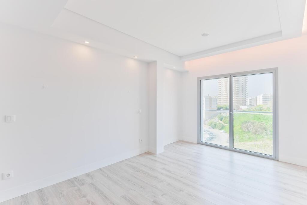 4 bedroom apartment with a swimming pool in gated community