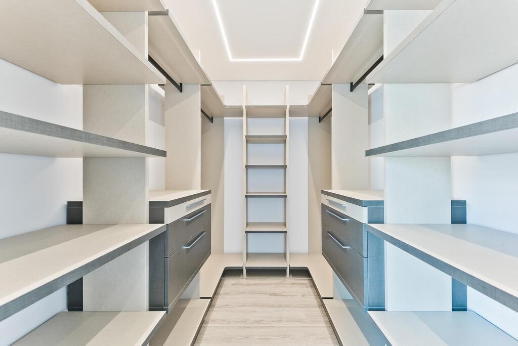 4 bedroom apartment with a swimming pool in gated community