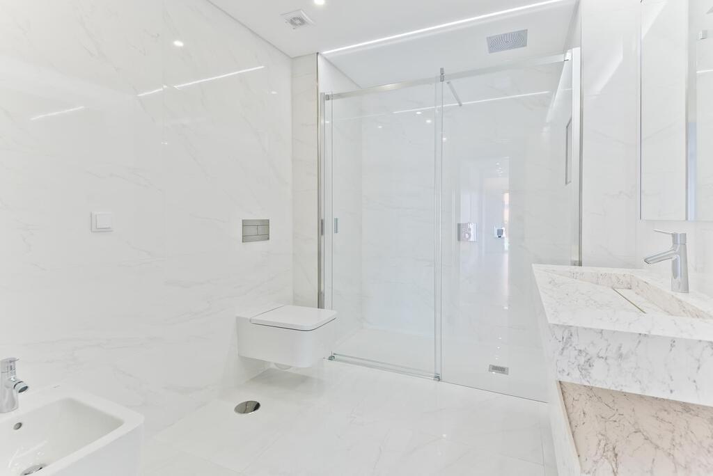 4 bedroom apartment with a swimming pool in gated community