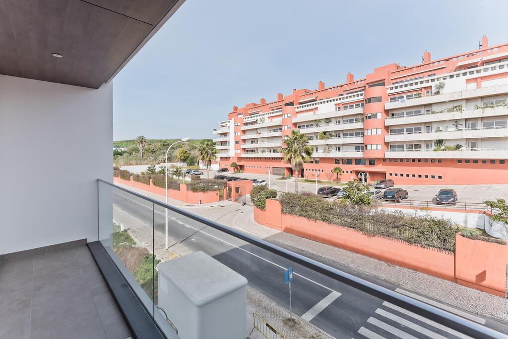 4 bedroom apartment with a swimming pool in gated community