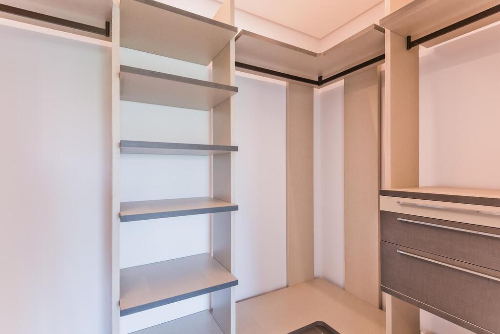 4 bedroom apartment with a swimming pool in gated community