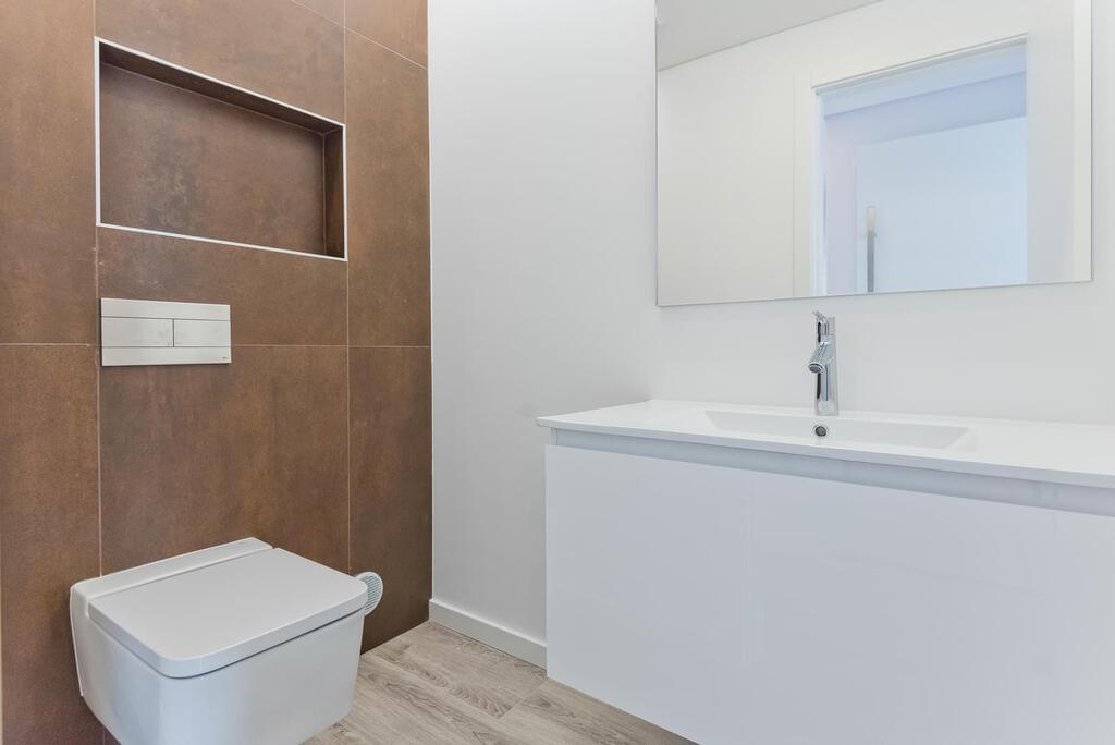 4 bedroom apartment with a swimming pool in gated community