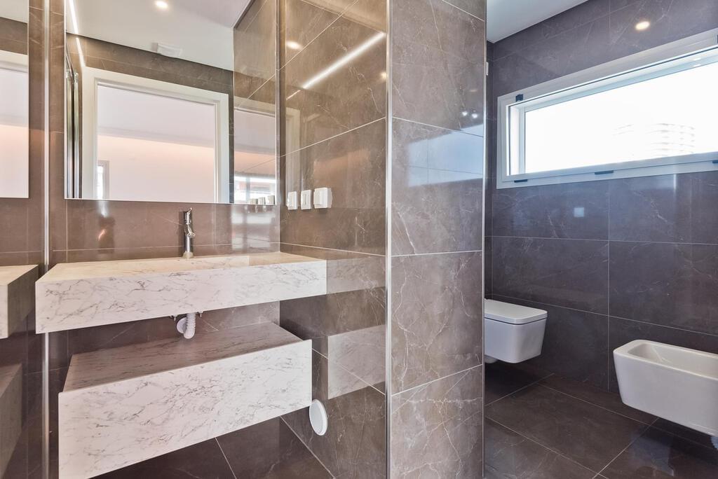 4 bedroom apartment with a swimming pool in gated community