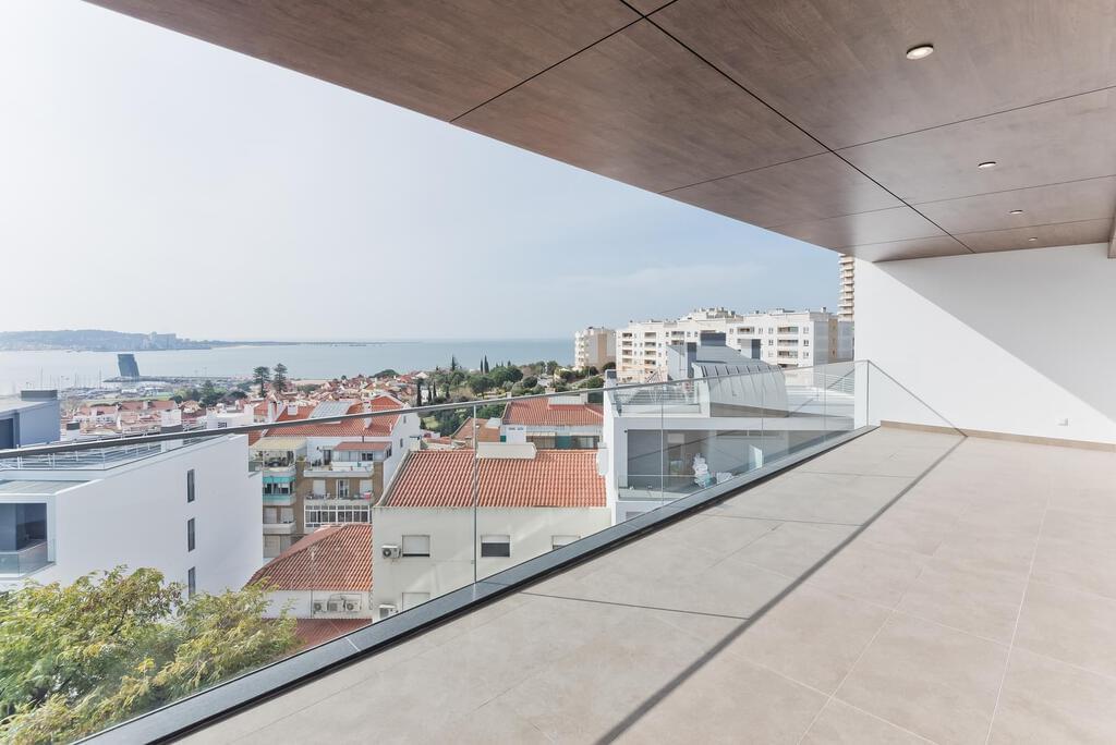 4 bedroom apartment with a swimming pool in gated community