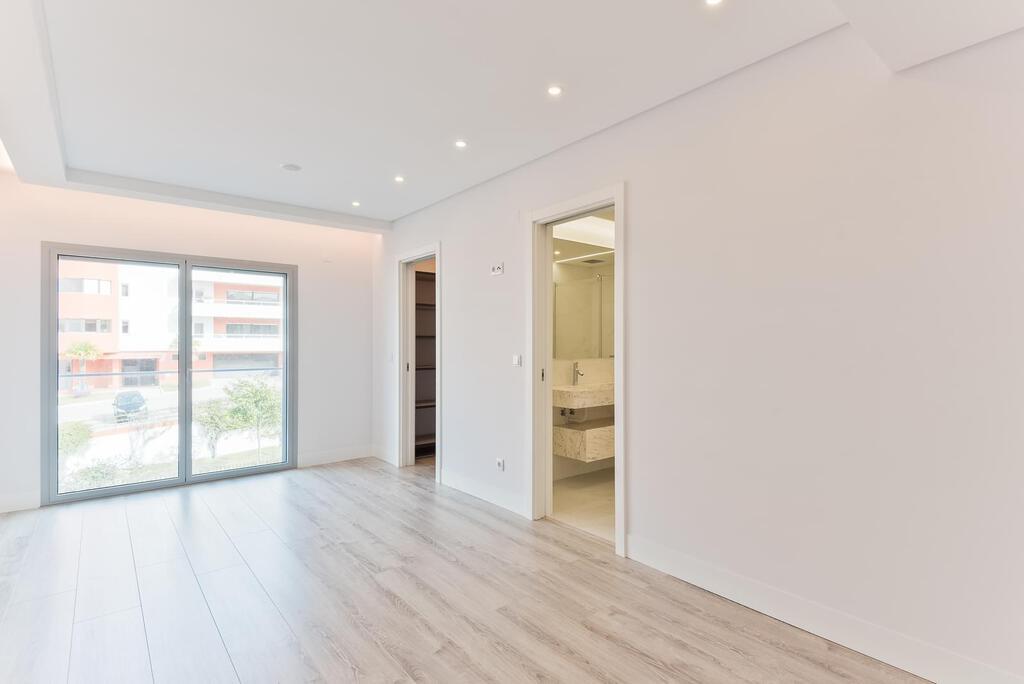 4 bedroom apartment with a swimming pool in gated community