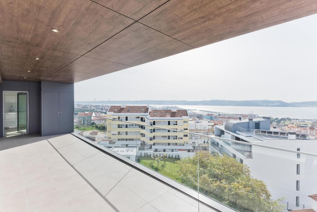 4 bedroom apartment with a swimming pool in gated community