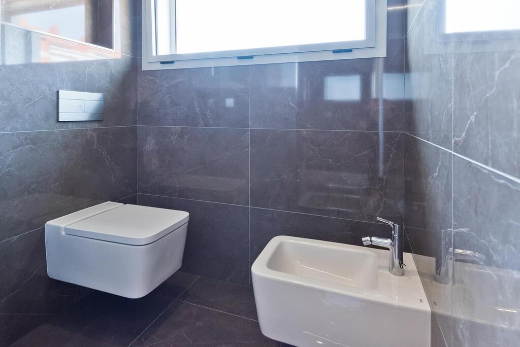 4 bedroom apartment with a swimming pool in gated community