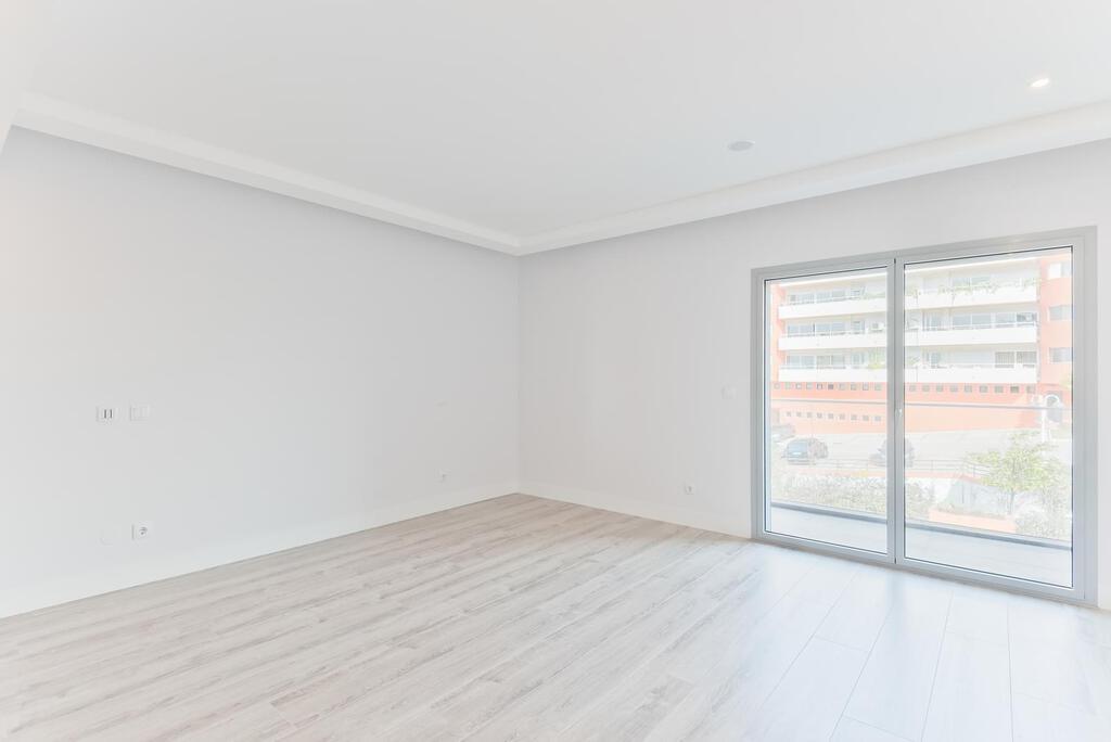 4 bedroom apartment with a swimming pool in gated community