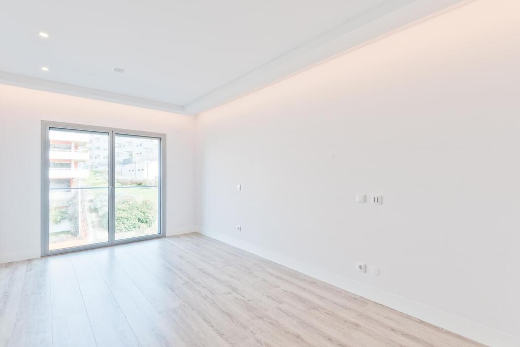 3 bedroom apartment with a swimming pool in gated community