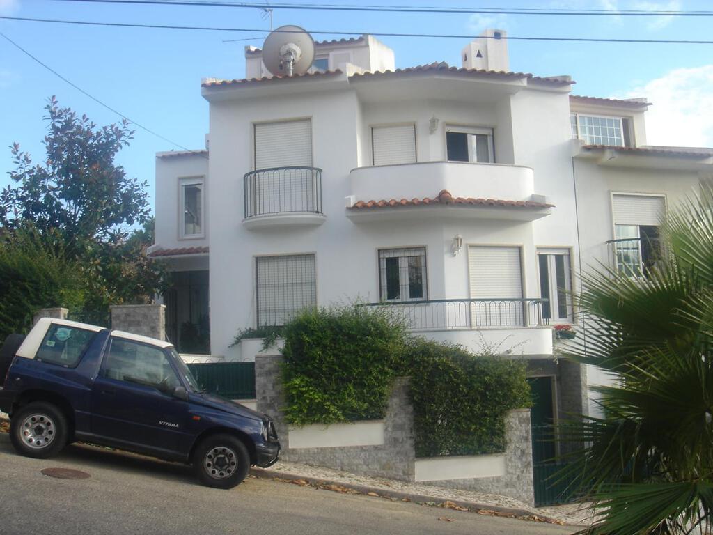 3 bedroom villa with parking