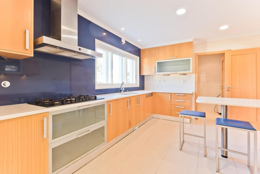 4 bedroom villa with a swimming pool