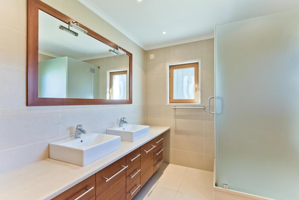 4 bedroom villa with a swimming pool