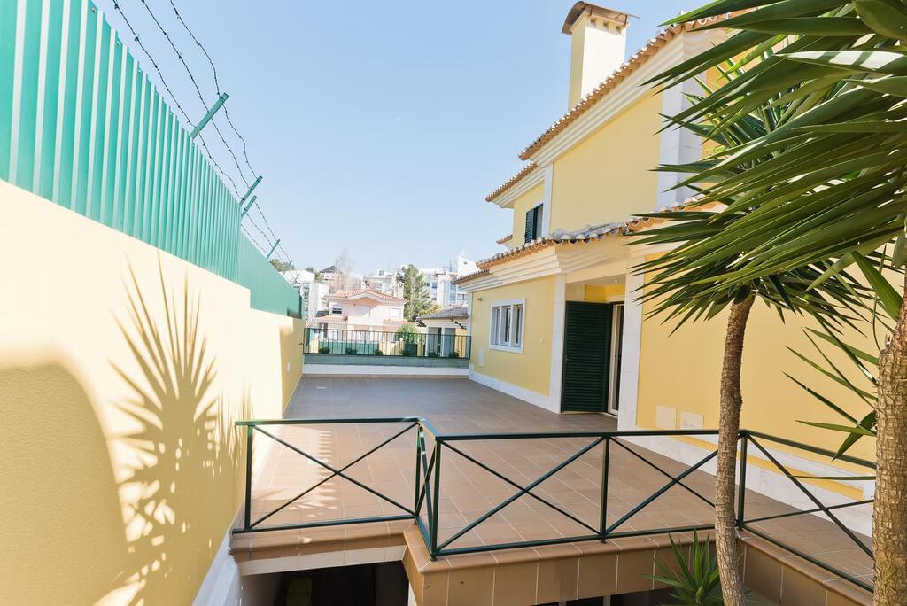 4 bedroom villa with a swimming pool