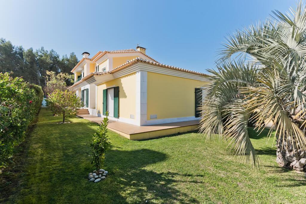 4 bedroom villa with a swimming pool