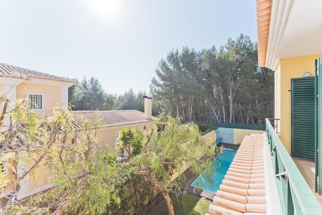 4 bedroom villa with a swimming pool