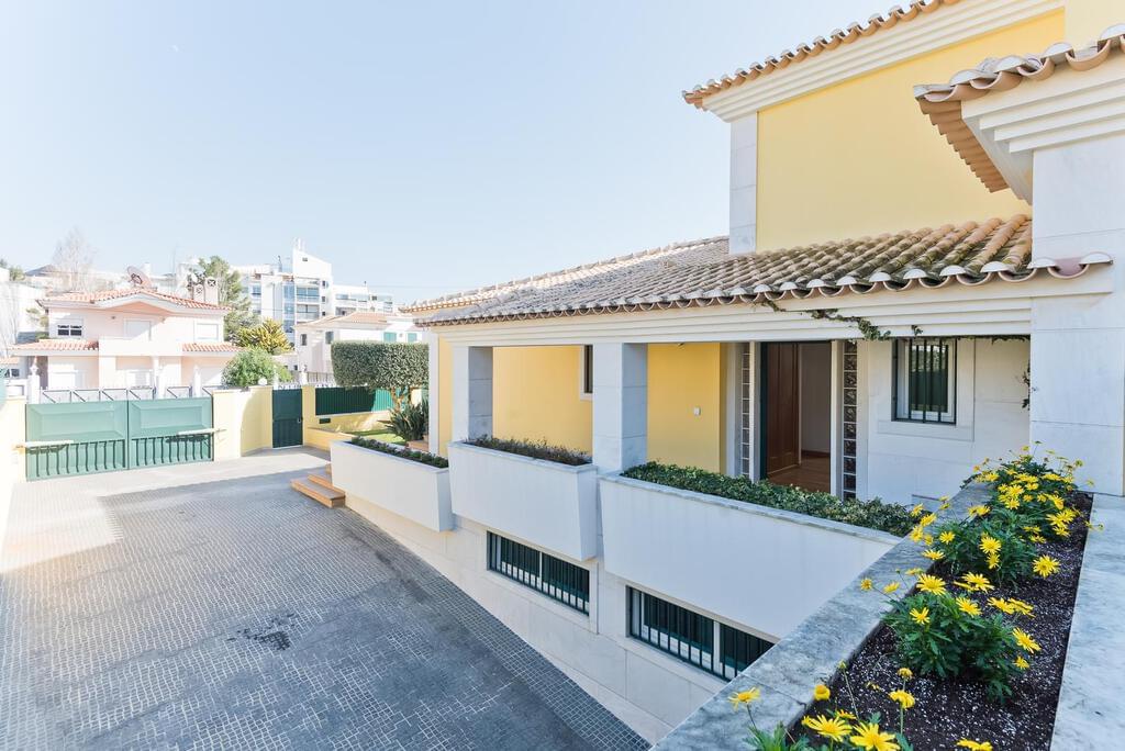 4 bedroom villa with a swimming pool