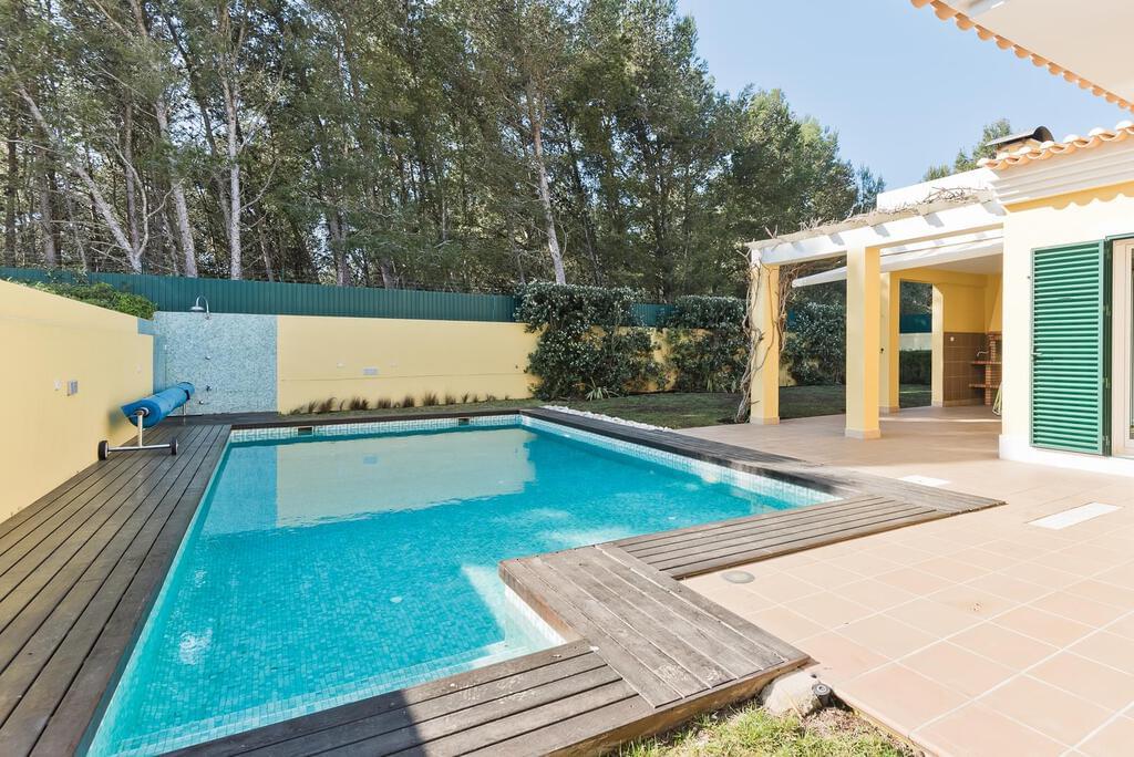 4 bedroom villa with a swimming pool
