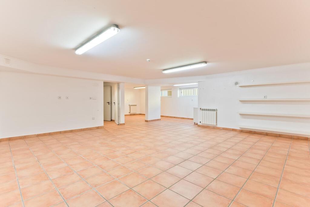 4 bedroom villa with a swimming pool