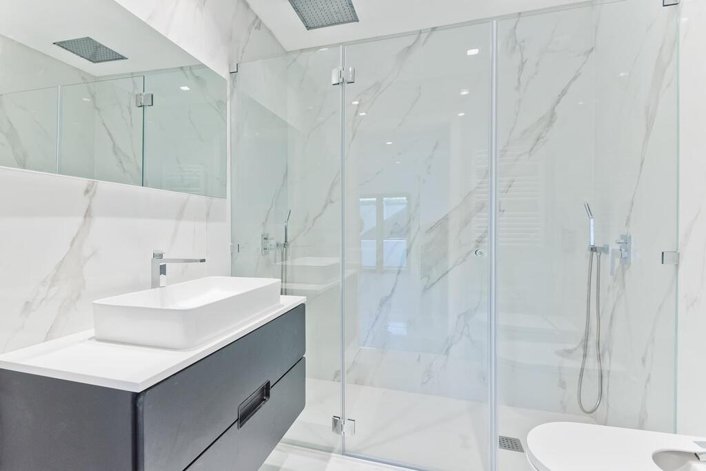 2 bedroom apartment with a swimming pool in gated community