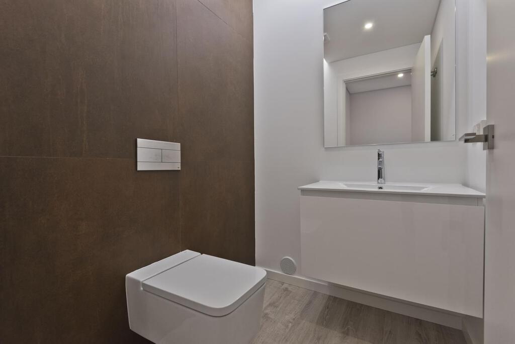 1 bedroom apartment with a swimming pool in gated community