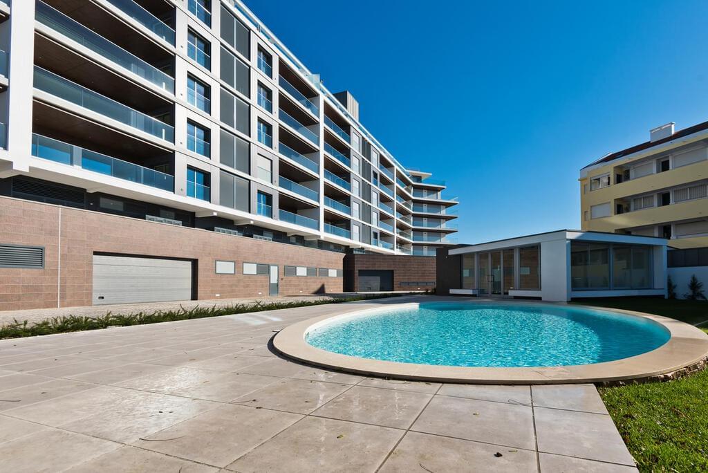 1 bedroom apartment with a swimming pool in gated community