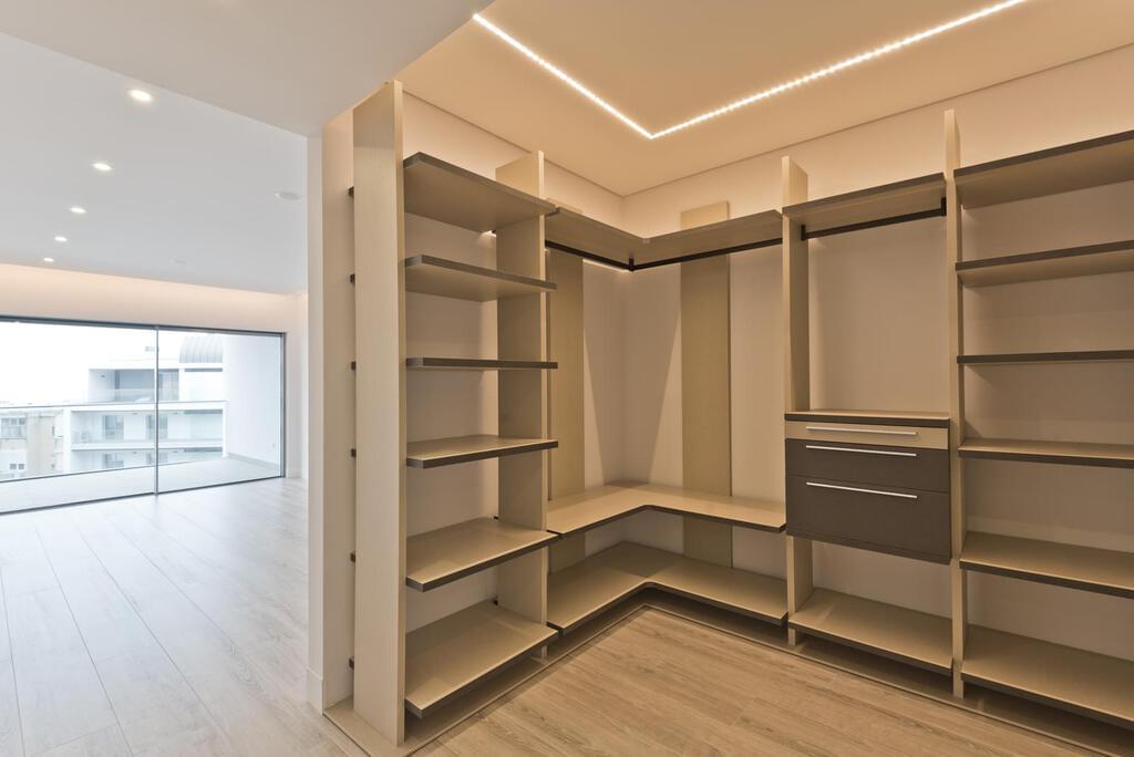 1 bedroom apartment with a swimming pool in gated community