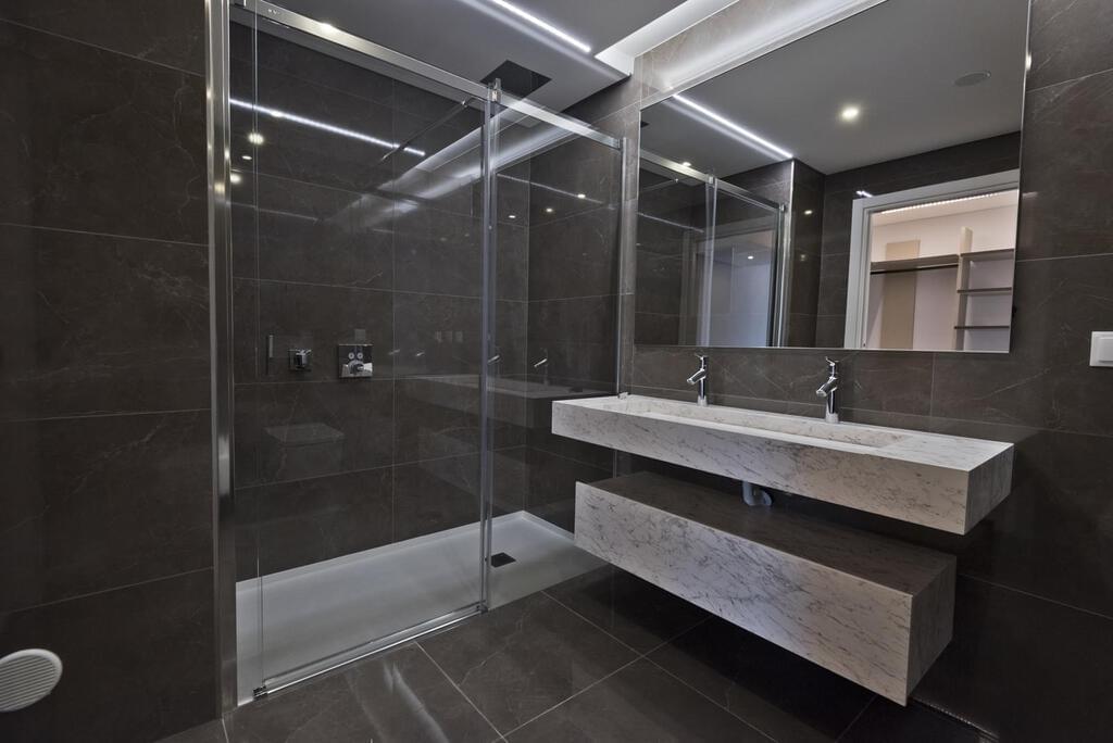 1 bedroom apartment with a swimming pool in gated community