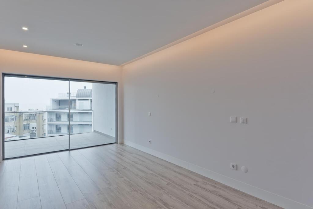 1 bedroom apartment with a swimming pool in gated community