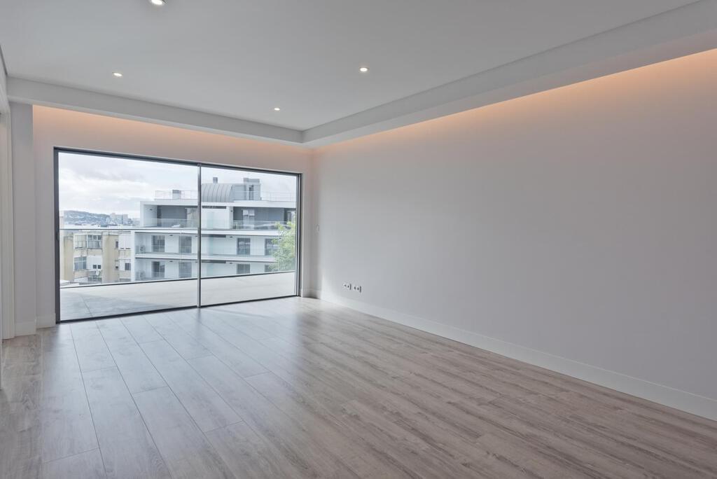 1 bedroom apartment with a swimming pool in gated community