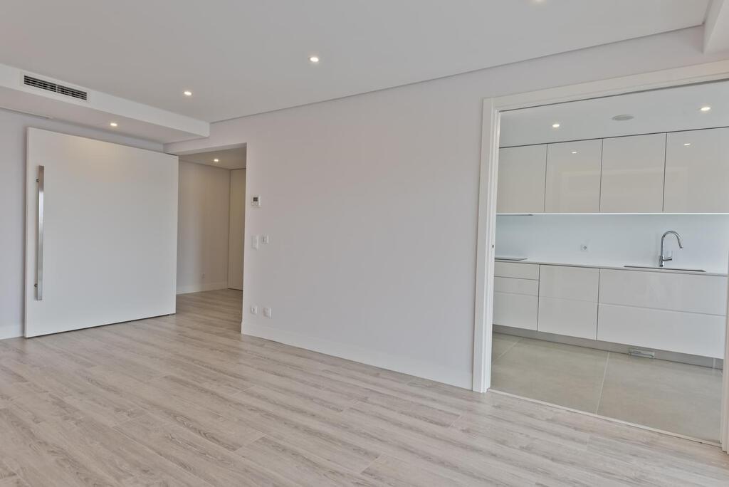 1 bedroom apartment with a swimming pool in gated community