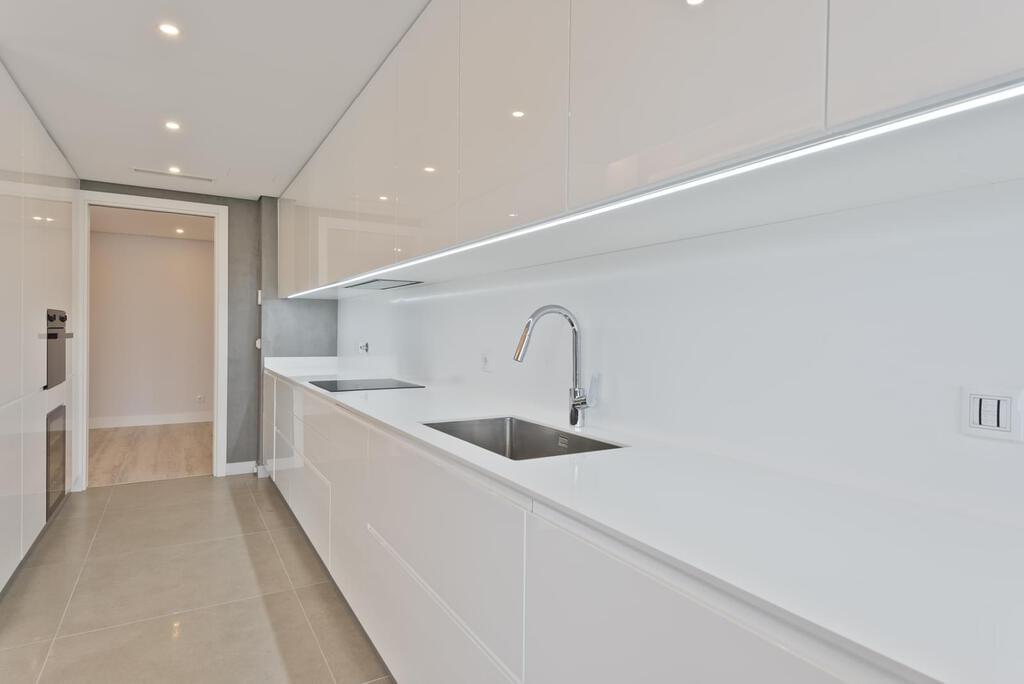 1 bedroom apartment with a swimming pool in gated community