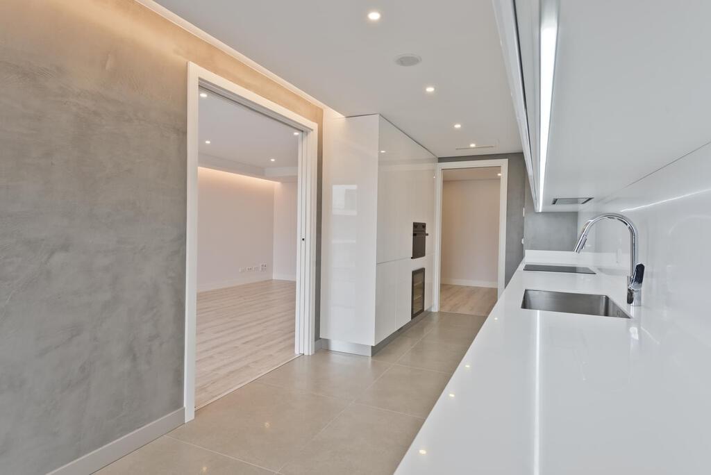 1 bedroom apartment with a swimming pool in gated community