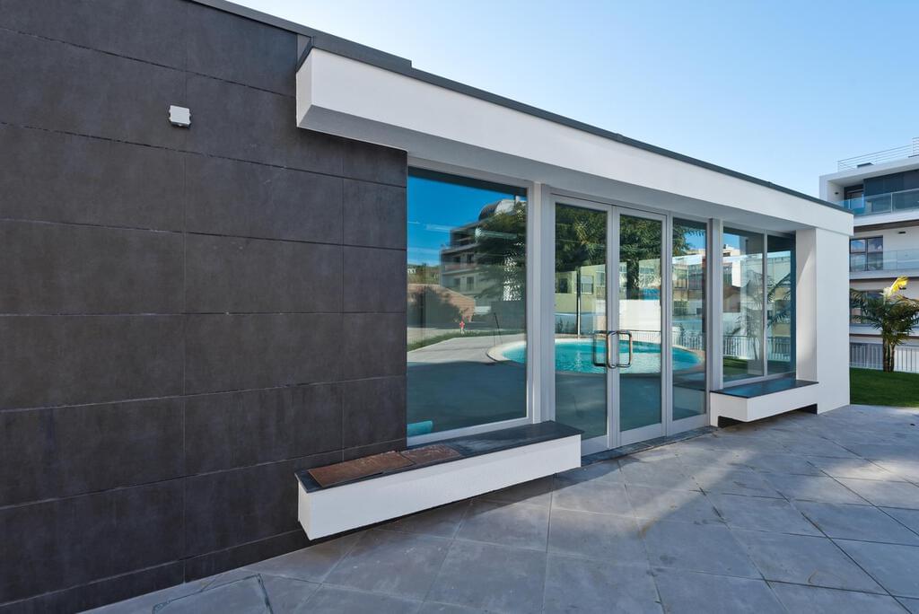 1 bedroom apartment with a swimming pool in gated community