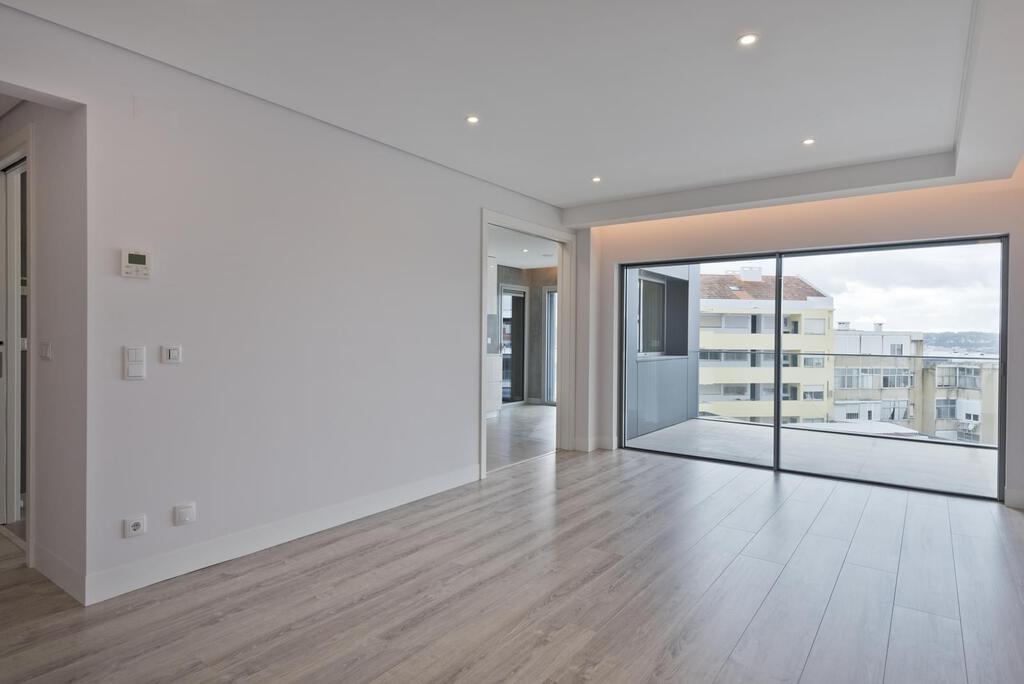 1 bedroom apartment with a swimming pool in gated community