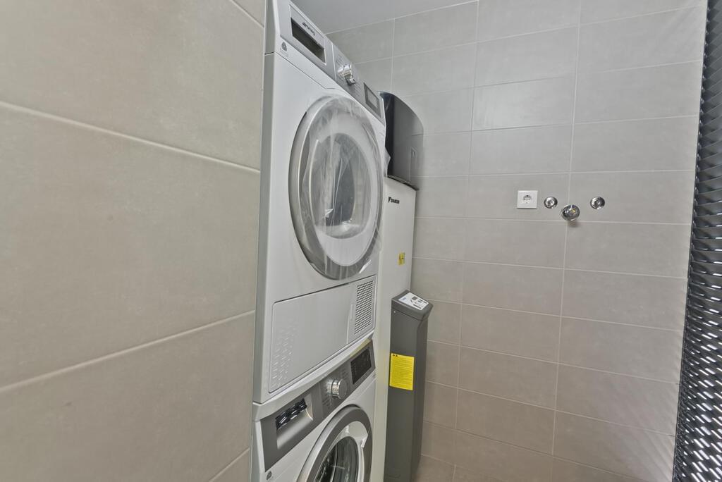 1 bedroom apartment with a swimming pool in gated community