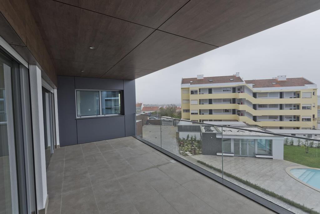 1 bedroom apartment with a swimming pool in gated community