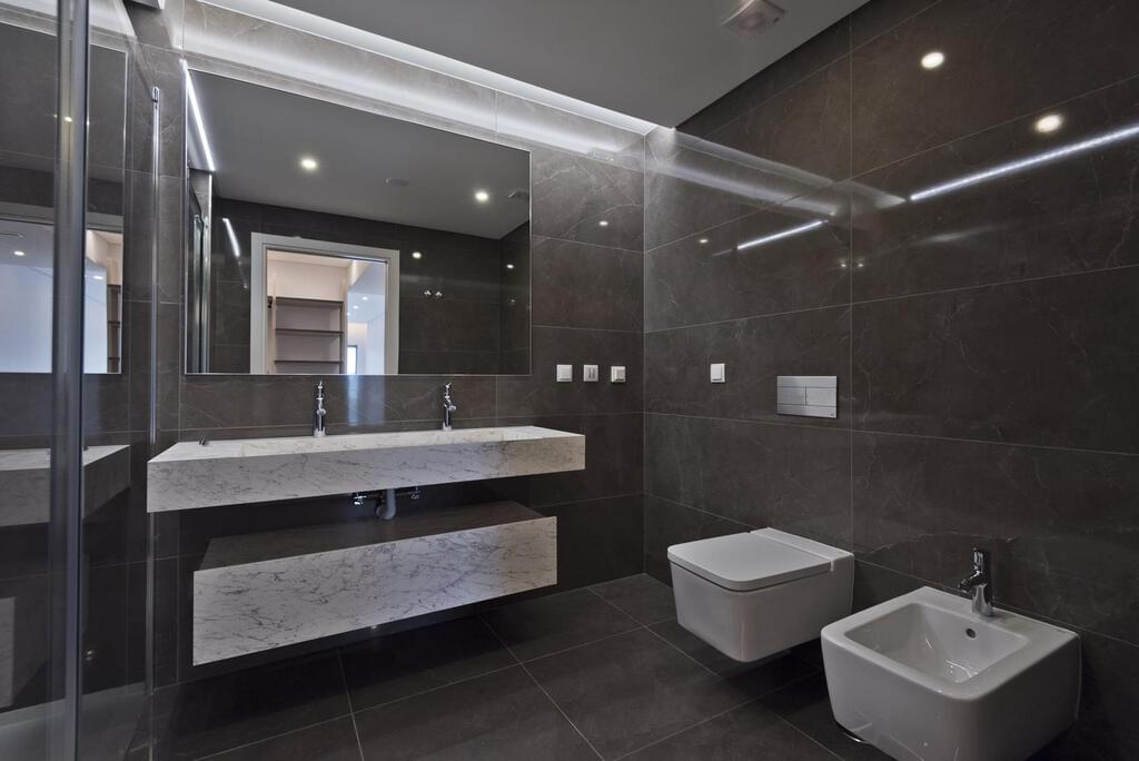 1 bedroom apartment with a swimming pool in gated community