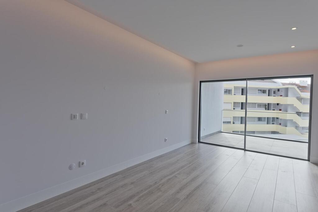 1 bedroom apartment with a swimming pool in gated community