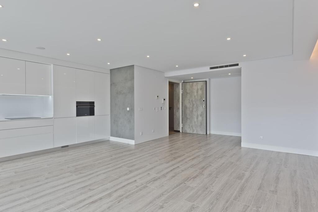 1 bedroom apartment with a swimming pool in gated community